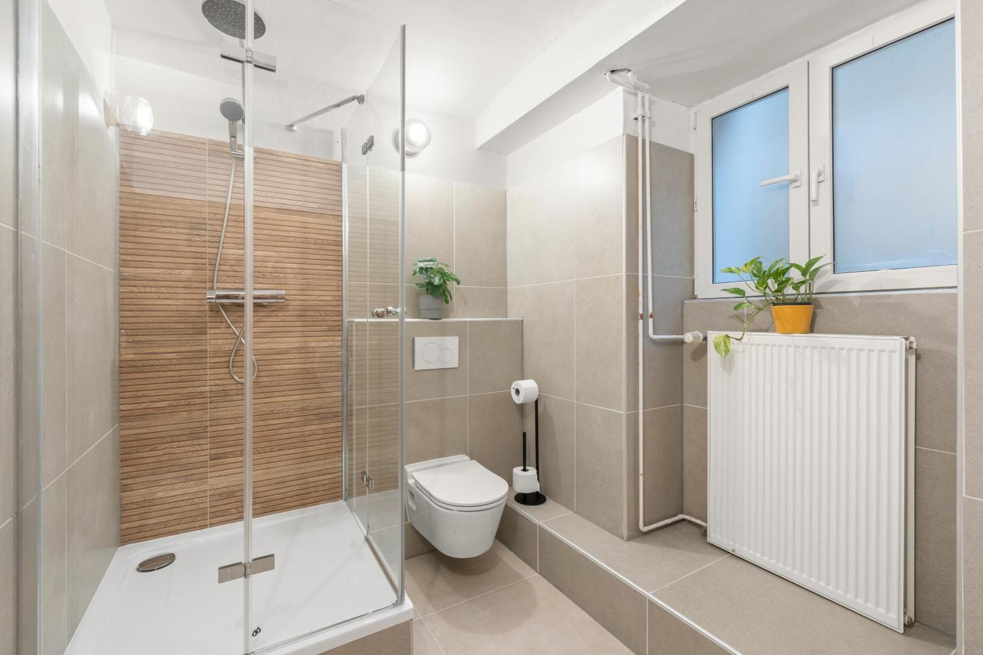 33 L With 8 & 3 Bathrooms * Berlijn