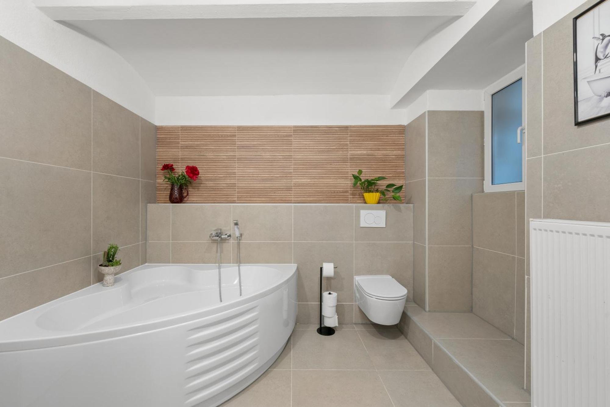 33 L With 8 & 3 Bathrooms Appartement