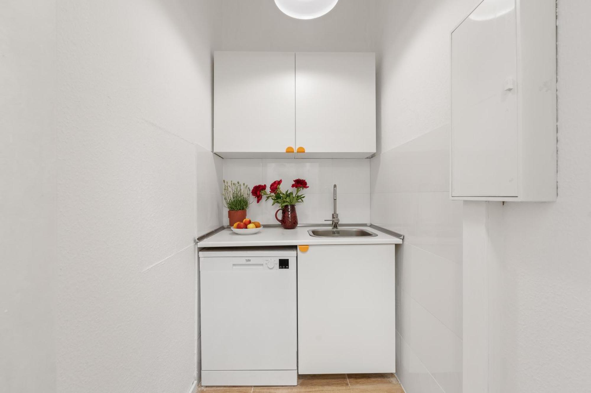 33 L With 8 & 3 Bathrooms *