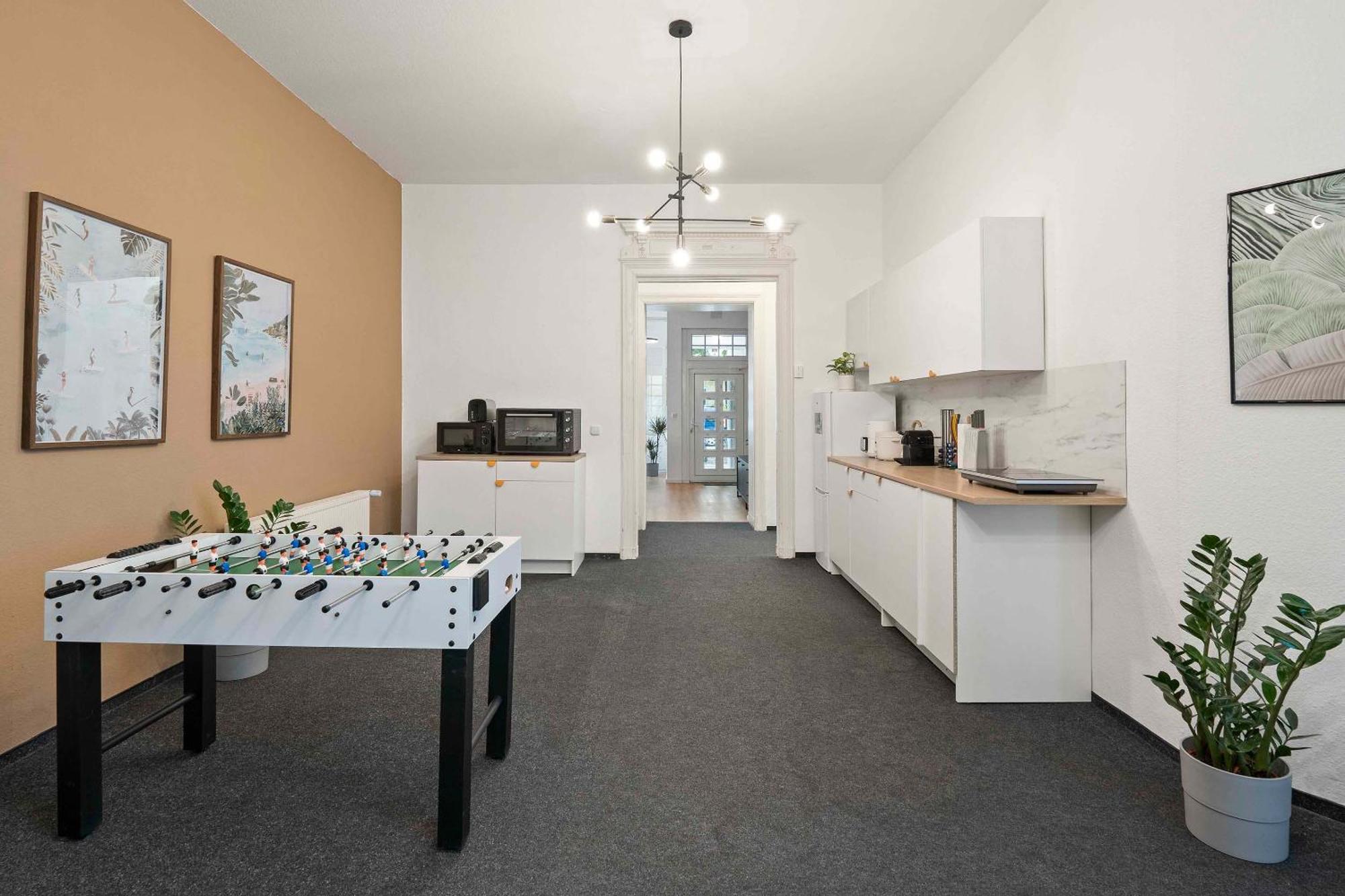 33 L With 8 & 3 Bathrooms *